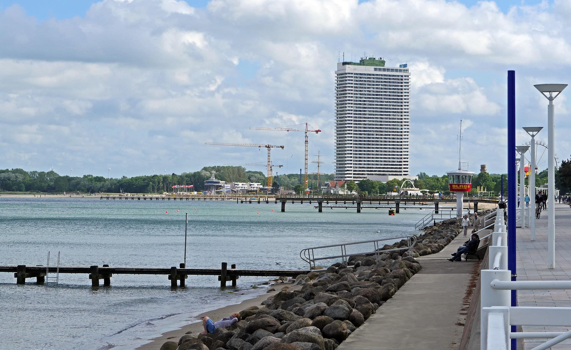Travemünde Strand mit Wellen und Himmel